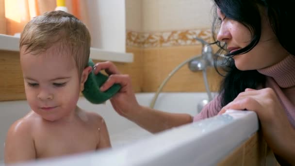 Madre Lava Hijo Con Paño Esponja Baño Feliz Niño Alegre — Vídeos de Stock