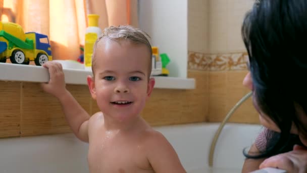 Mãe Lava Seu Filho Com Esponja Washcloth Banheiro Criança Alegre — Vídeo de Stock