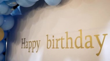 Gimbals altın metin beyaz Canvas mutlu doğum afiş ile mavi balon üzerinde vurdu.