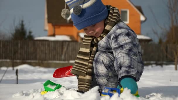 Little Boy Juega Con Camiones Juguete Nieve Jardín Del Patio — Vídeo de stock