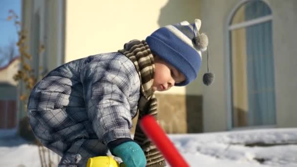 Little Boy Gioca Con Camion Giocattolo Sulla Neve Nel Giardino — Video Stock