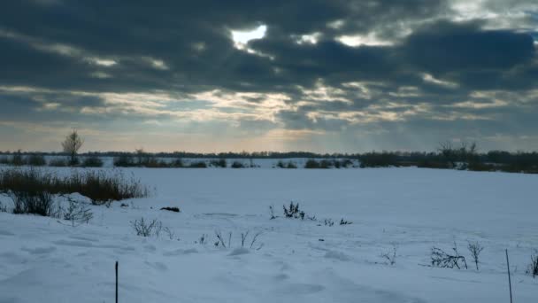 Dramatische Wolken Über Zugefrorenem See Und Schneebedeckten Ebenen Europäische Steppe — Stockvideo