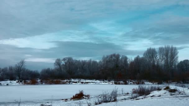 全景晚冬季景观 沿着平原的农村路移动 雪堆覆盖的田野和河流之上的多云天空 冬季寒冷天气 — 图库视频影像