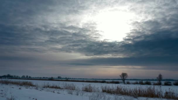 全景晚冬季景观 沿着平原的农村路移动 雪堆覆盖的田野和河流之上的多云天空 冬季寒冷天气 — 图库视频影像