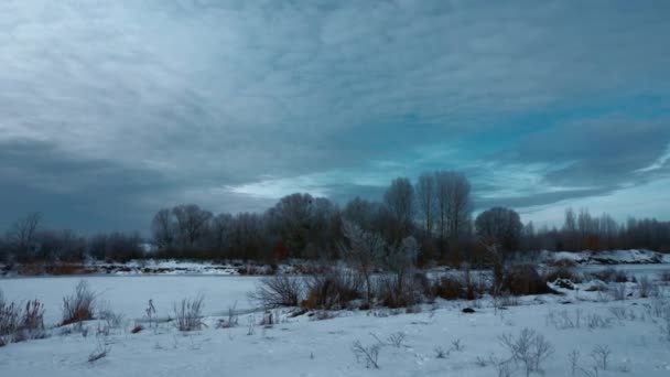 Panorama Abendliche Winterlandschaft Entlang Der Landstraße Der Ebene Bewegen Bewölkter — Stockvideo
