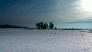 Nehir kar donmuş panorama alan ovalar kaplı. Soğuk güneşli bulutlu kış günü