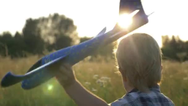 Kisfiú Játszik Fut Játékgéppel High Grass Field Vidéki Esti Naplemente — Stock videók