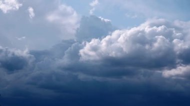 Zaman atlamalı Kara Yağmurlu Bulutlar Gökyüzünü kaplıyor. Kasırga yaklaşıyor.