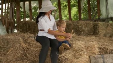 Anne ve Oğlu Çiftlikteki Hay Bales 'e oturur