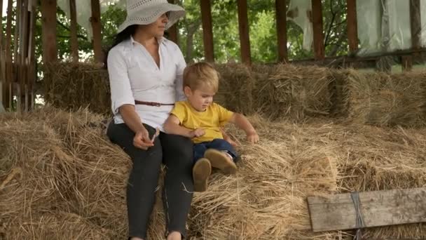 Μητέρα Και Γιος Κάθονται Hay Bales Στο Ranch — Αρχείο Βίντεο