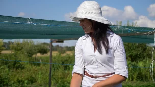Žena Obdělává Půdu Farmaření Dvorku Zpomalený Pohyb Rychlost Fps — Stock video