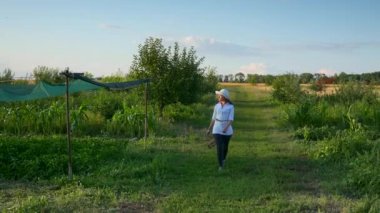 Çiftlik Bahçesinde Mutlu Kız Yürüyüşleri
