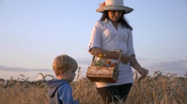 Anne, Son 'a tarlada dinlenirken çevreden bahsediyor. Akşam Günbatımı Kırsal Sahne