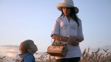 Anne, Son 'a tarlada dinlenirken çevreden bahsediyor. Akşam Günbatımı Kırsal Sahne