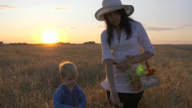Anne, Son 'a tarlada dinlenirken çevreden bahsediyor. Akşam Günbatımı Kırsal Sahne