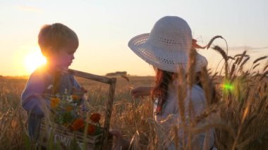 Anne, Son 'a tarlada dinlenirken çevreden bahsediyor. Akşam Günbatımı Kırsal Sahne