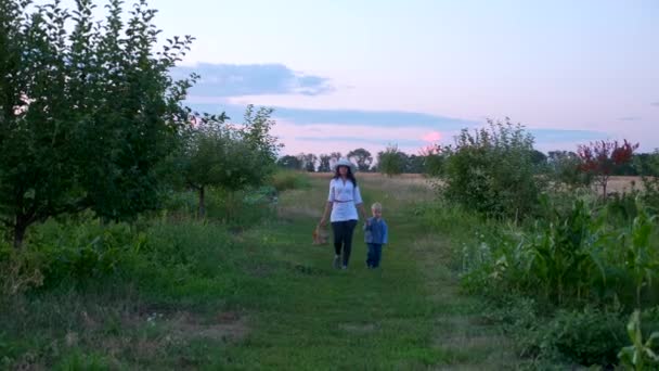 Mère Avec Fils Marche Dans Jardin Ferme — Video