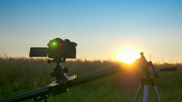 Камера Slider Dolly Shots Films Time Lapse Sunrise Над Crop — стоковое видео