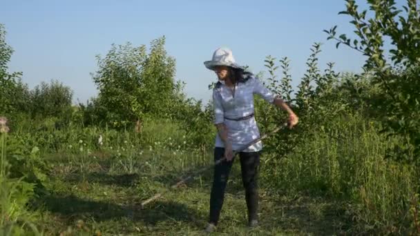 Mujer Joven Elimina Hierba Con Rastrillos Jardín Del Patio Trasero — Vídeos de Stock