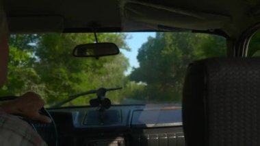 Yaşlı adam kırsal kesimde Old Retro Car kullanıyor. Kırsal Sahnede Emeklilik Sürücüsü