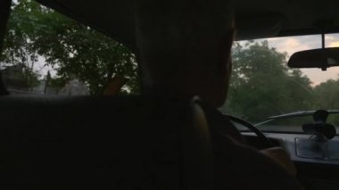 Yaşlı adam kırsal kesimde Old Retro Car kullanıyor. Kırsal Sahnede Emeklilik Sürücüsü