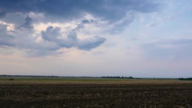 Tarım Tarlası 'nda Araba Kullanmak. Kırsal Arazi Üzerinde Gökyüzü Ufku