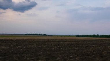 Tarım Tarlası 'nda Araba Kullanmak. Kırsal Arazi Üzerinde Gökyüzü Ufku