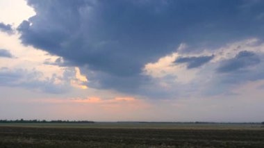 Tarım Tarlası 'nda Araba Kullanmak. Kırsal Arazi Üzerinde Gökyüzü Ufku
