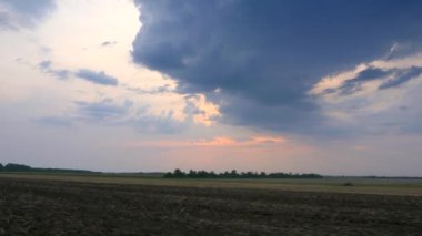 Tarım Tarlası 'nda Araba Kullanmak. Kırsal Arazi Üzerinde Gökyüzü Ufku