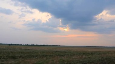 Tarım Tarlası 'nda Araba Kullanmak. Kırsal Arazi Üzerinde Gökyüzü Ufku