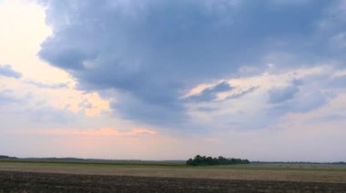 Tarım Tarlası 'nda Araba Kullanmak. Kırsal Arazi Üzerinde Gökyüzü Ufku