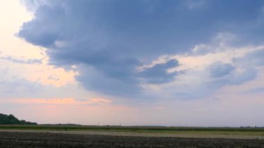 Tarım Tarlası 'nda Araba Kullanmak. Kırsal Arazi Üzerinde Gökyüzü Ufku
