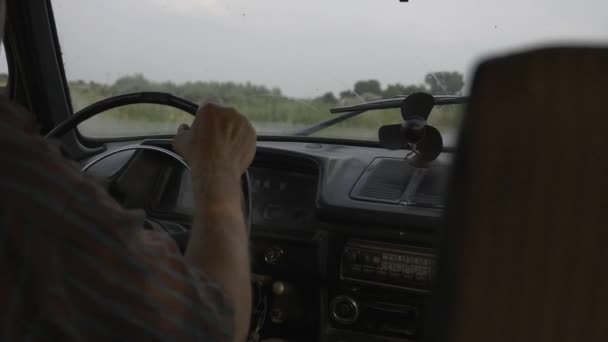 Senior Man Kör Gamla Retro Car Landet Pensionär Förare Landsbygden — Stockvideo