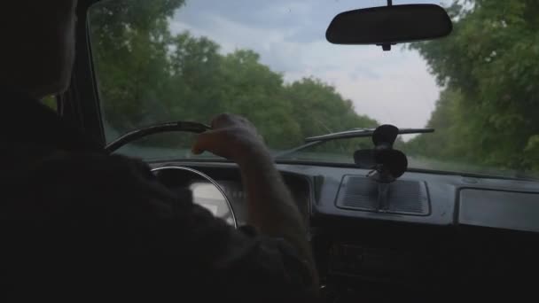 田舎で古いレトロな車を運転するシニア男性 田園風景の年金運転手 — ストック動画