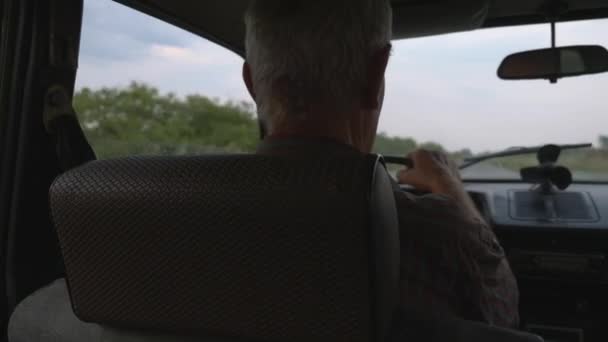 Senior Man Driving Old Retro Car Countryside Conductor Pensionista Paisaje — Vídeo de stock