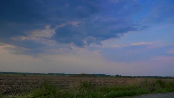 Oude Middeleeuwse Kruiwagen Tussen Cultuurveld Begraafplaats Europa Steppe — Stockvideo