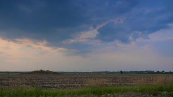 Forntida Medeltida Barrow Bland Odlade Fält Nedgrävning Europa Steppe — Stockvideo