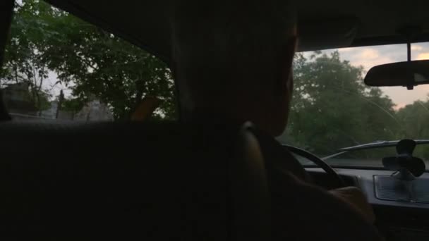 田舎で古いレトロな車を運転するシニア男性 田園風景の年金運転手 — ストック動画