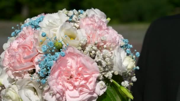 Close Bruidegom Houdt Bruiden Boeket Bloemen Huwelijksdag — Stockvideo