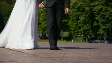 Gelin ve Damat Ayak Adımları 'na yakın çekim. Granit zeminde uzun beyaz elbise. Şehir Sahnesi. 2x Yavaş çekim - 0.5 Hız 60 FPS
