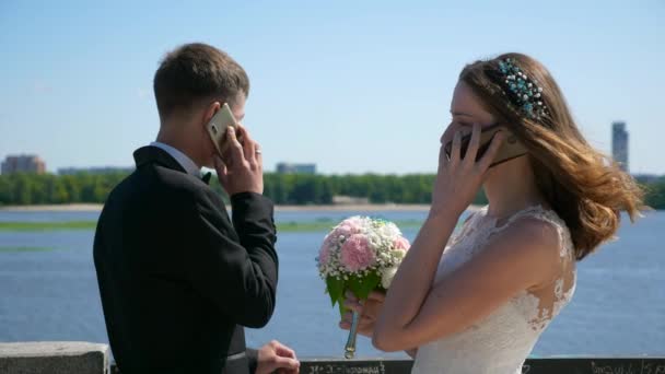 Panna Młoda Pan Młody Rozmawiają Przez Smartfon Dzień Ślubu Miejska — Wideo stockowe