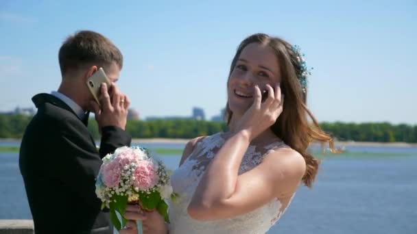 Panna Młoda Pan Młody Rozmawiają Przez Smartfon Dzień Ślubu Miejska — Wideo stockowe