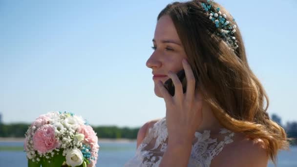 Vőlegény Vár Míg Menyasszony Okostelefonon Beszél Városkép Háttér Lassú Mozgás — Stock videók