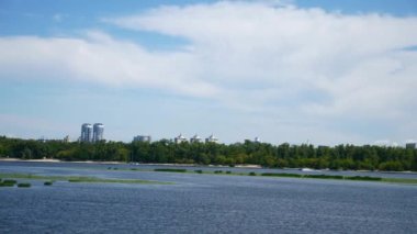 Dinyeper Nehri 'nin sol kıyısına bakın. Yaz 2019 Ukrayna Kyiv Şehir Sahnesi. Yavaş çekim