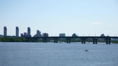 Dinyeper Nehri 'nin sol kıyısına bakın. Yaz 2019 Ukrayna Kyiv Şehir Sahnesi. Yavaş çekim