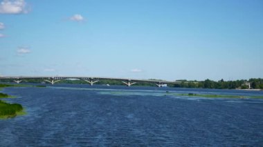 Dinyeper Nehri 'nin sol kıyısına bakın. Yaz 2019 Ukrayna Kyiv Şehir Sahnesi. Yavaş çekim