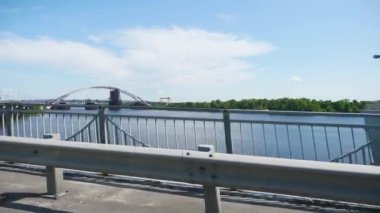 Dinyeper Nehri 'nin sol kıyısına bakın. Yaz 2019 Ukrayna Kyiv Şehir Sahnesi. Yavaş çekim