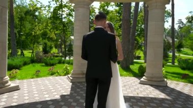 Gelin ve Damat Antik Sütunlar Arasında Tanışıyor. Summer Park 'taki mutlu çift. 2x Yavaş çekim - 0.5 Hız 60 FPS