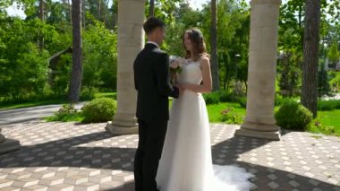 Gelin ve Damat Antik Sütunlar Arasında Tanışıyor. Summer Park 'taki mutlu çift. 2x Yavaş çekim - 0.5 Hız 60 FPS