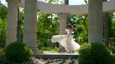 Gelin ve Damat Antik Sütunlar Arasında Tanışıyor. Summer Park 'taki mutlu çift. 2x Yavaş çekim - 0.5 Hız 60 FPS